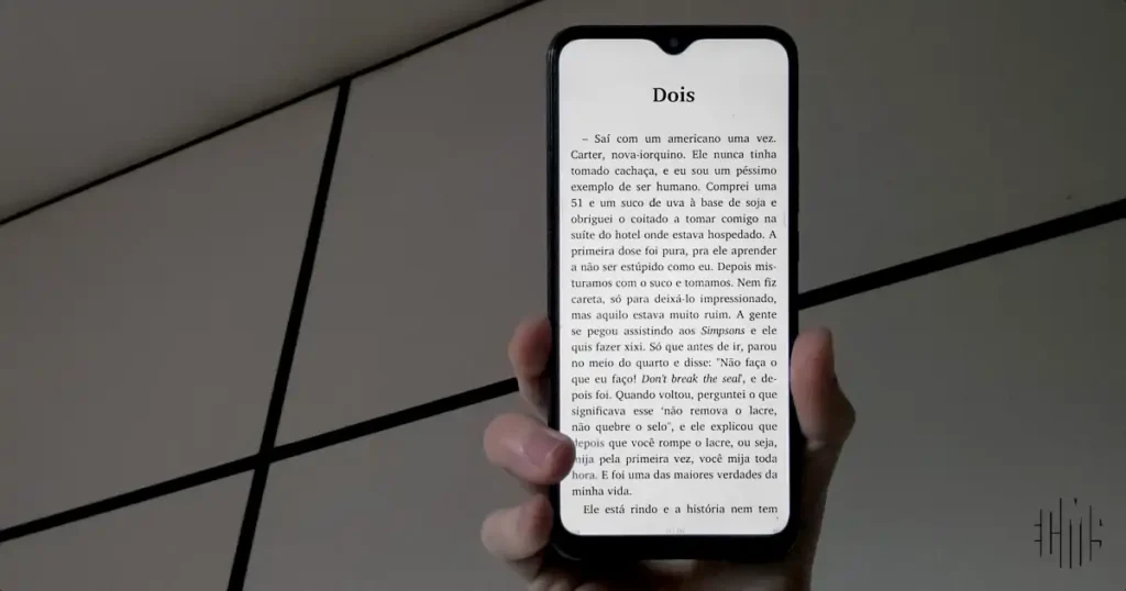 Para ler livros no celular debaixo do sol, nada como letras grandes e fundo claro.