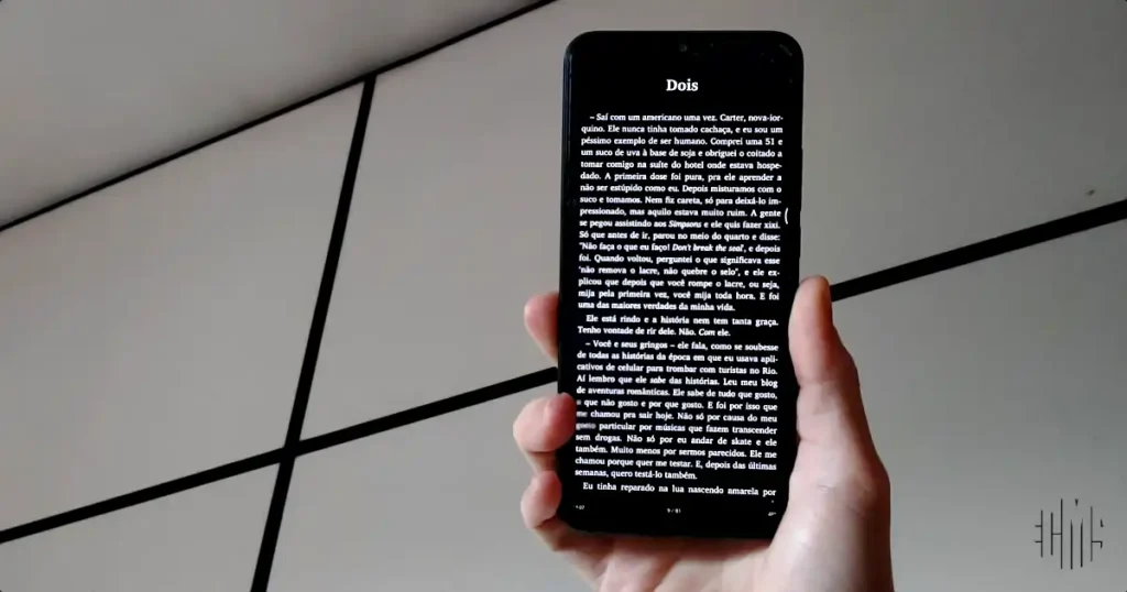 Letras menores e fundo preto salvam a vista ao ler livros no celular antes de dormir.