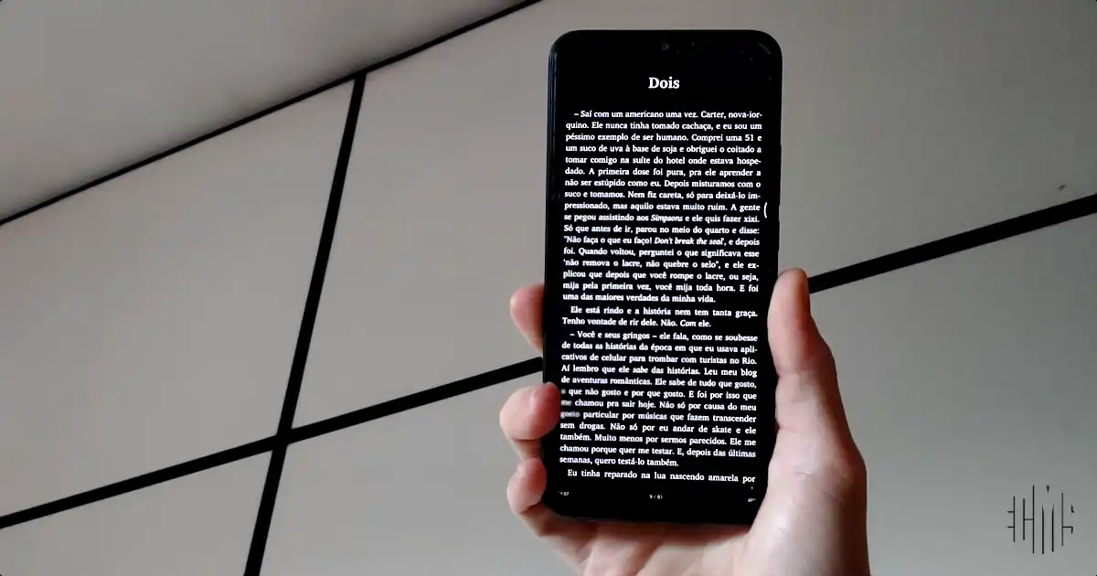 Letras menores e fundo preto salvam a vista ao ler livros no celular antes de dormir.